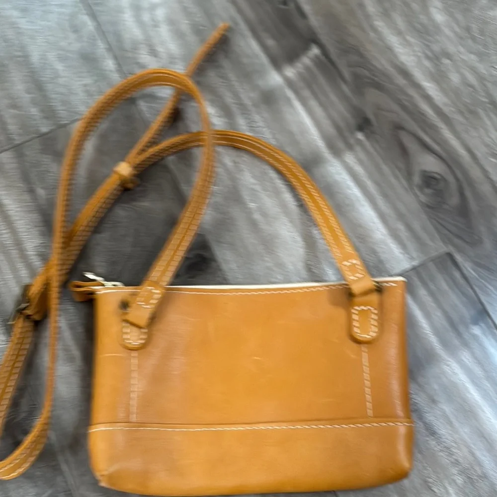 Elegant Tan Leather Crossbody Bag - Picture 2 of 4